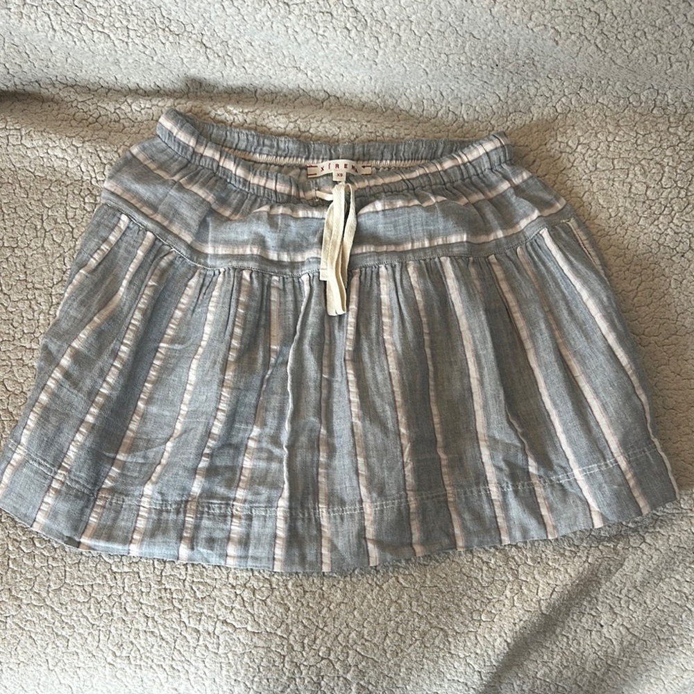 XiRENA Gray and White Striped Smocked Mini Skirt size xs